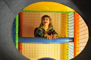 Uśmiech dziecka w sali zabaw - blisko dzielnicy Teofilów Łódź